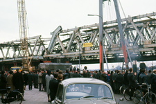 854486 Gezicht op de in aanbouw zijnde nieuwe spoorbrug (DEMKA-brug) over het Amsterdam-Rijnkanaal te Utrecht in de ...